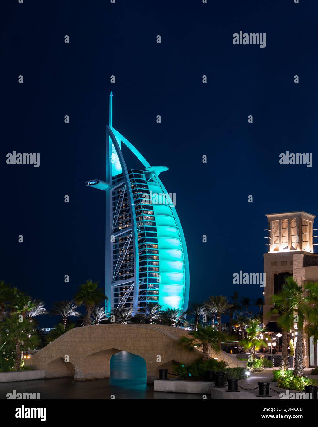 Vue de l'hôtel Burj al Arab illuminé capturé depuis le souk Madinat Jumeirah, Dubaï, Émirats arabes Unis. Banque D'Images