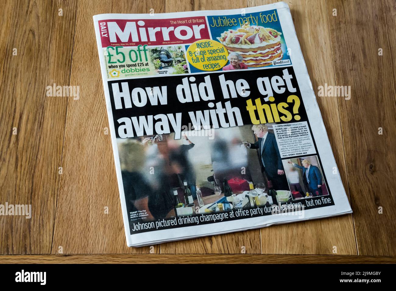 24 mai 2022. Le titre de la première page du Daily Mirror lit comment a-t-il pu s'en tirer ? Après l'émergence de nouvelles photos des parties de confinement de Boris Johnson et Downing Street. Banque D'Images