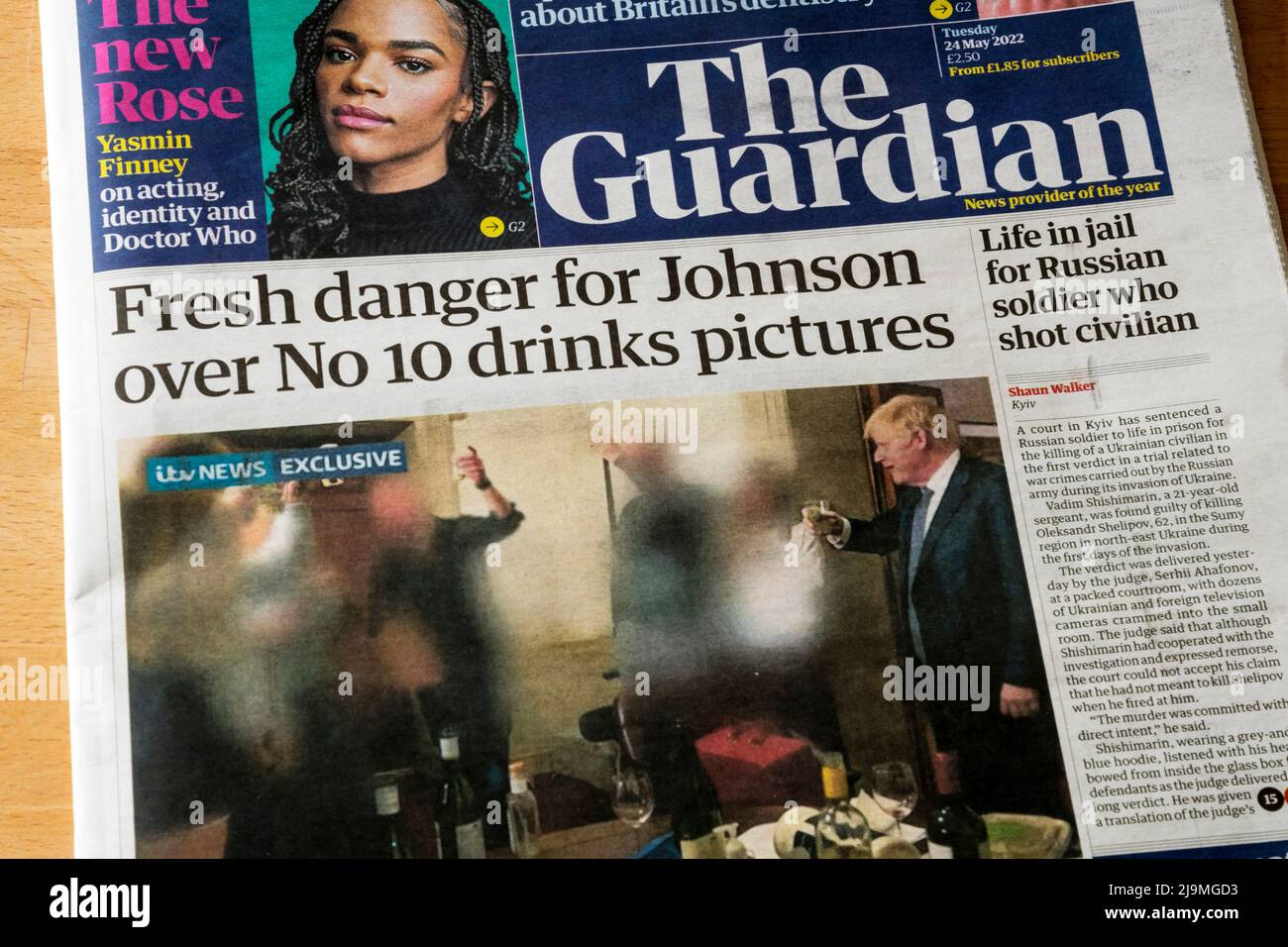 24 mai 2022. Le titre de la première page du Guardian lit de nouvelles photos de danger pour Johnson plus de 10 boissons, après l'apparition de nouvelles photos des parties de confinement de Boris Johnson & Downing Street. Banque D'Images