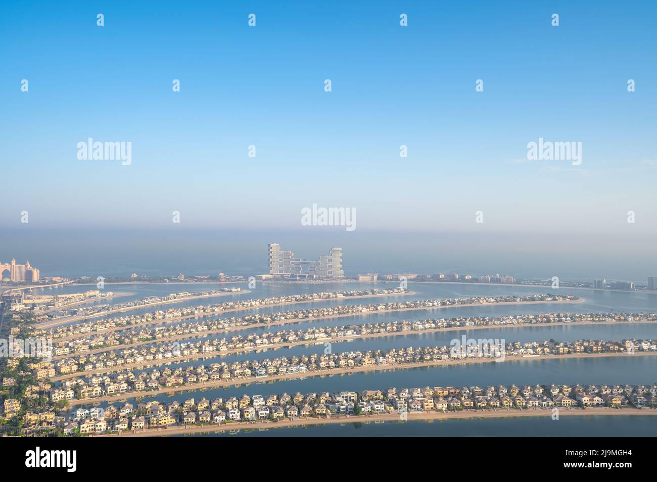 Vue aérienne de Dubai Marina capturée au lever du soleil depuis les îles des palmiers. L'île Palm Jumeirah en forme d'arbre est connue pour ses hôtels fastueux, sa tour chic Banque D'Images