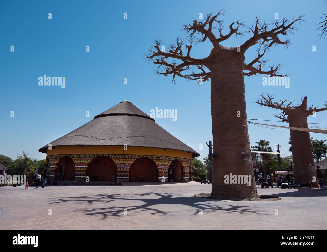 Magnifique vue sur l'entrée du village africain au jardin zoologique du Dubai Safari Park, qui abrite la plus grande variété d'animaux de Dubaï, Émirats Arabes Unis. Banque D'Images