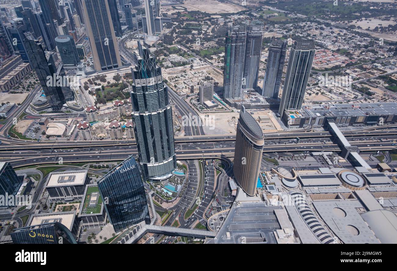 Vue panoramique aérienne des gratte-ciels, des résidences, des tours d'affaires, des hôtels et de la circulation sur la route capturée au sommet de Burj Khalifa Banque D'Images
