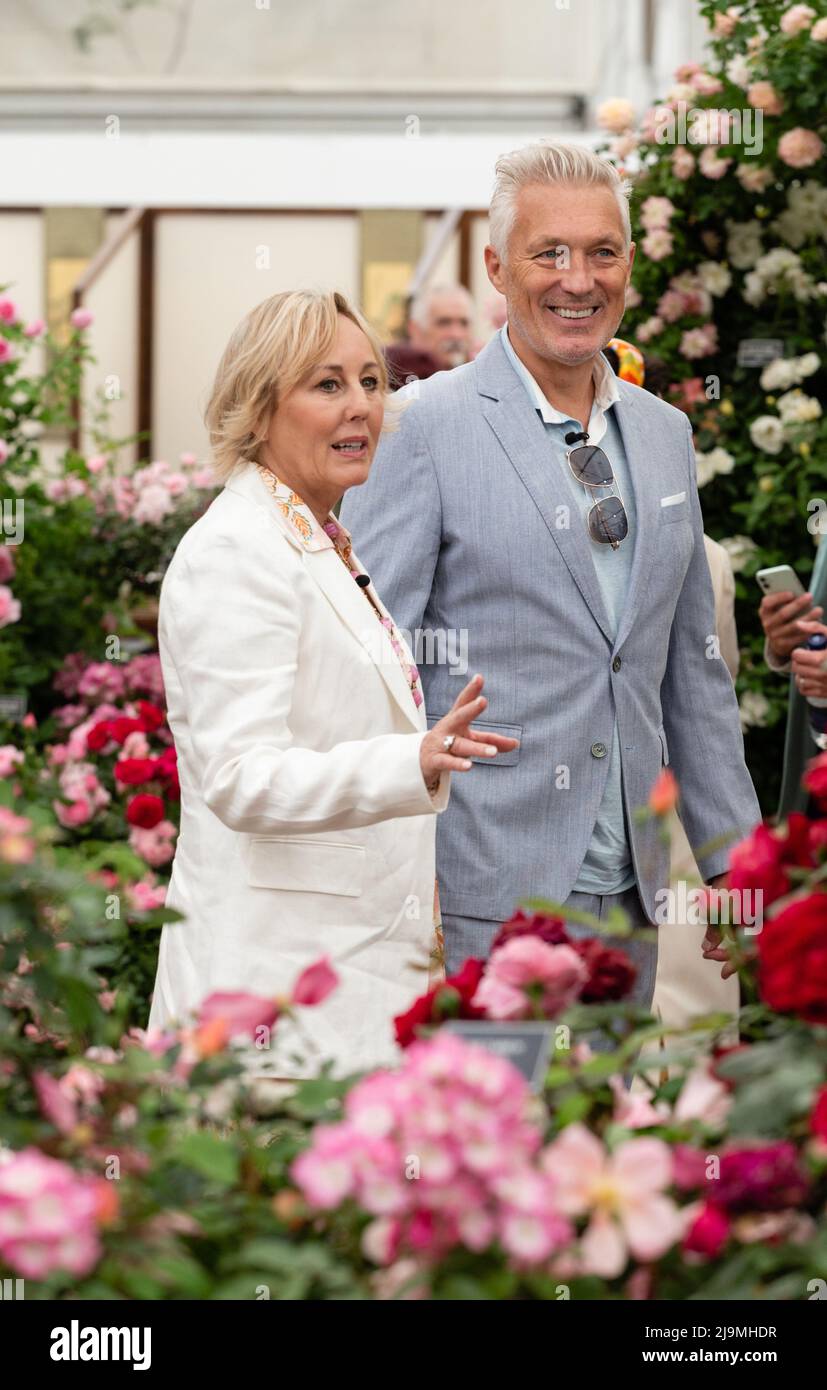 Martin et Shirlie Kemp marchent dans le stand Peter Beales Roses au RHS Chelsea Flower Show. Banque D'Images