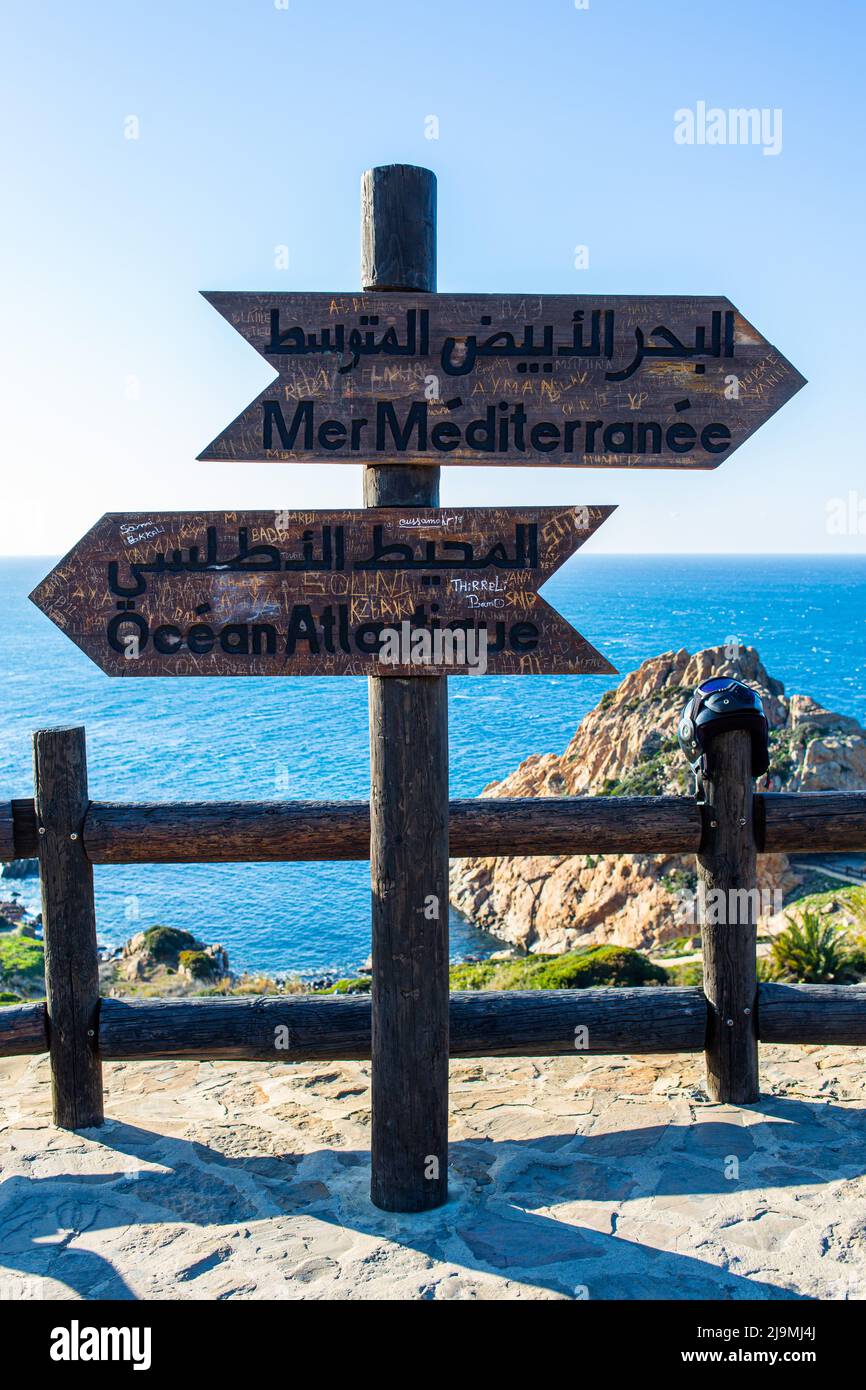 Le point de rencontre de la mer Méditerranée et de l'océan Atlantique à Tanger au Maroc Banque D'Images