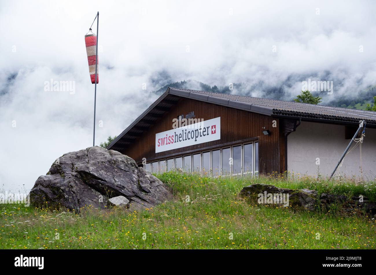 Vue de la compagnie suisse d'hélicoptères située à Schattenhalb Suisse capturée un matin brumeux. Banque D'Images