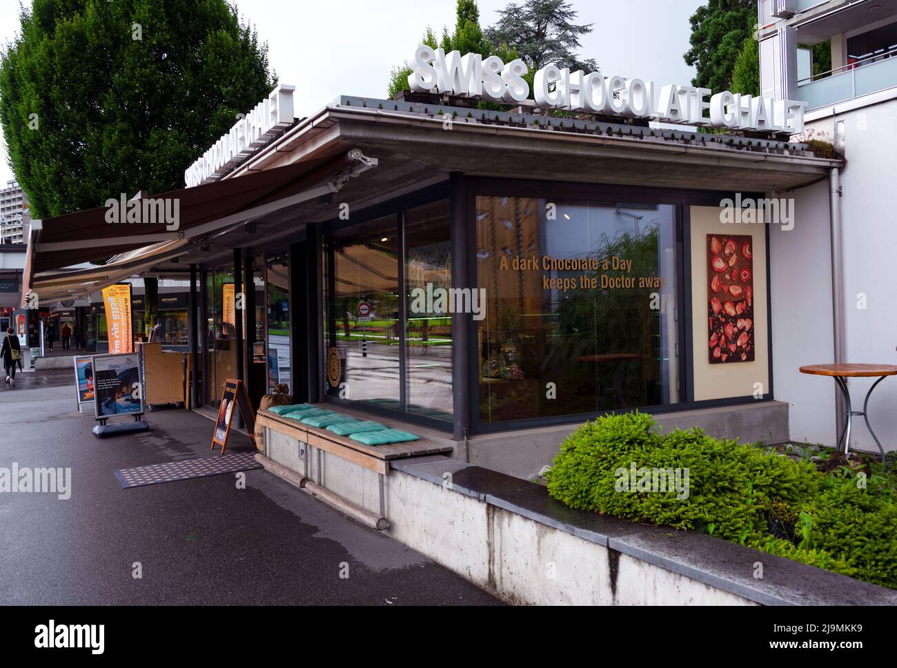 Vue sur le chalet suisse du chocolat, un magasin de chocolat dans la rue principale d'Interlaken, Suisse. Banque D'Images