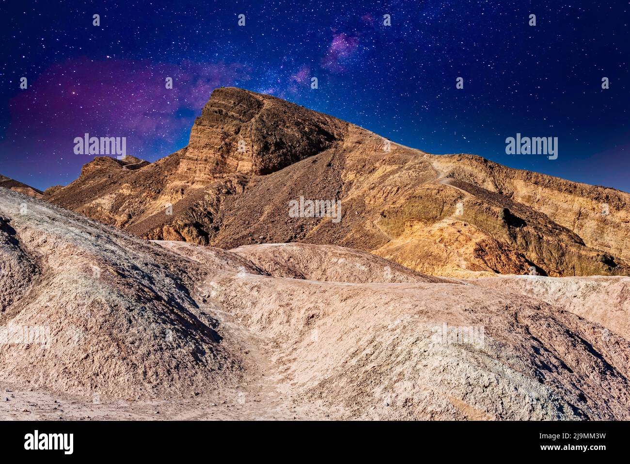 Des montagnes désertiques sous le ciel nocturne Banque D'Images