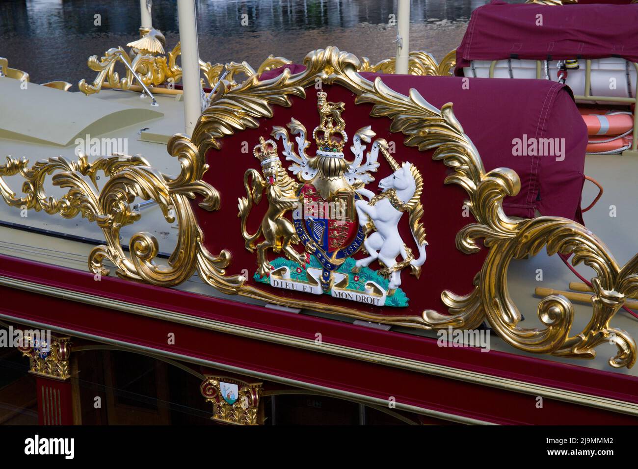 Gloriana Queen Elizabeth II Rowbarge Diamond Jubilee St Katharines Docks Tower de Londres Banque D'Images