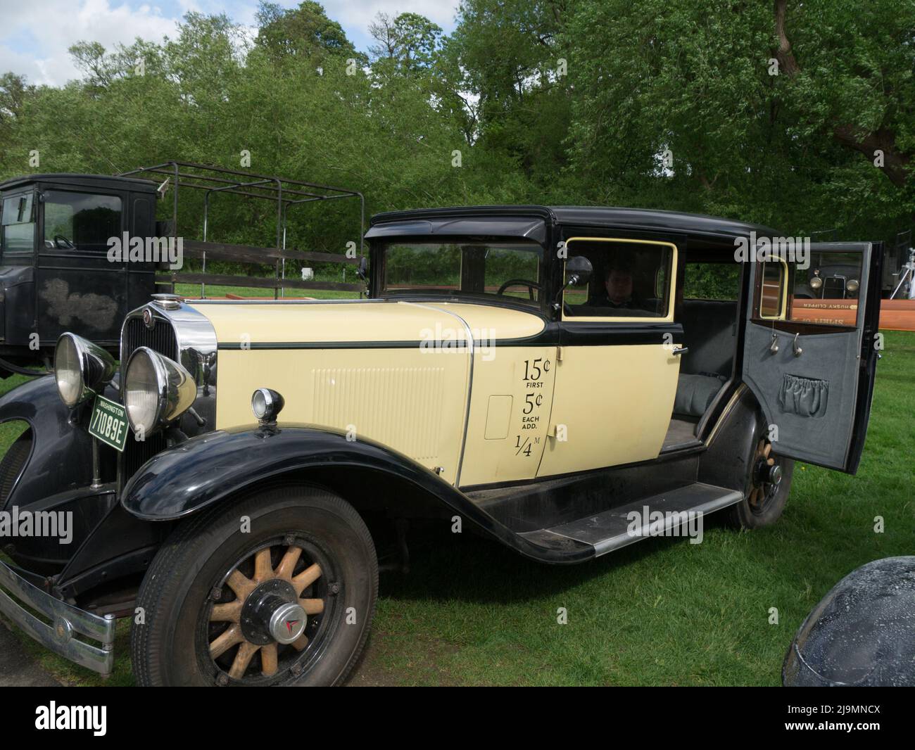 Voiture classique utilisée dans la production de BITB du film « The Boys in the Boat », basé dans les rameurs américains lors des Jeux Olympiques de 1936, filmé sur le côté de Thames Path Banque D'Images