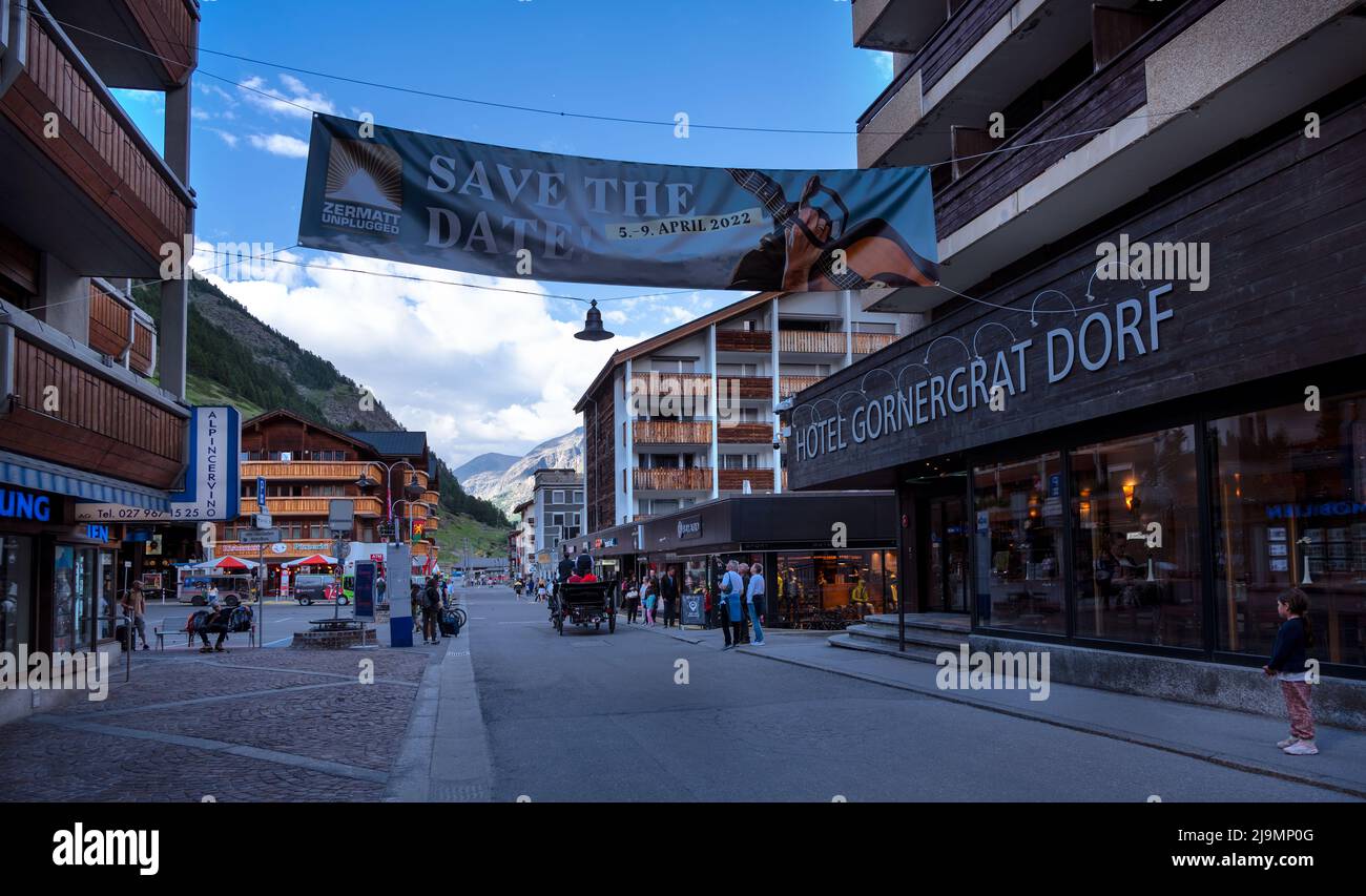 Vue sur les boutiques de souvenirs de la principale rue commerçante de
