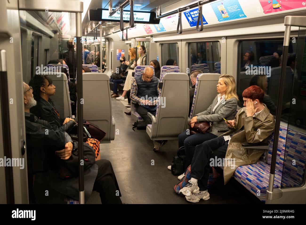 Les passagers et les navetteurs font l'expérience de nouveaux trains le jour de l'ouverture de la ligne Elizabeth de la capitale, le 24th mai 2022, à Londres, en Angleterre. La ligne Elizabeth est le tout nouveau système ferroviaire souterrain de Londres qui fonctionne entre Paddington et Abbey Wood, mais a ouvert avec controverse trois ans et demi de retard, et 4bn livres de budget en trop. Banque D'Images