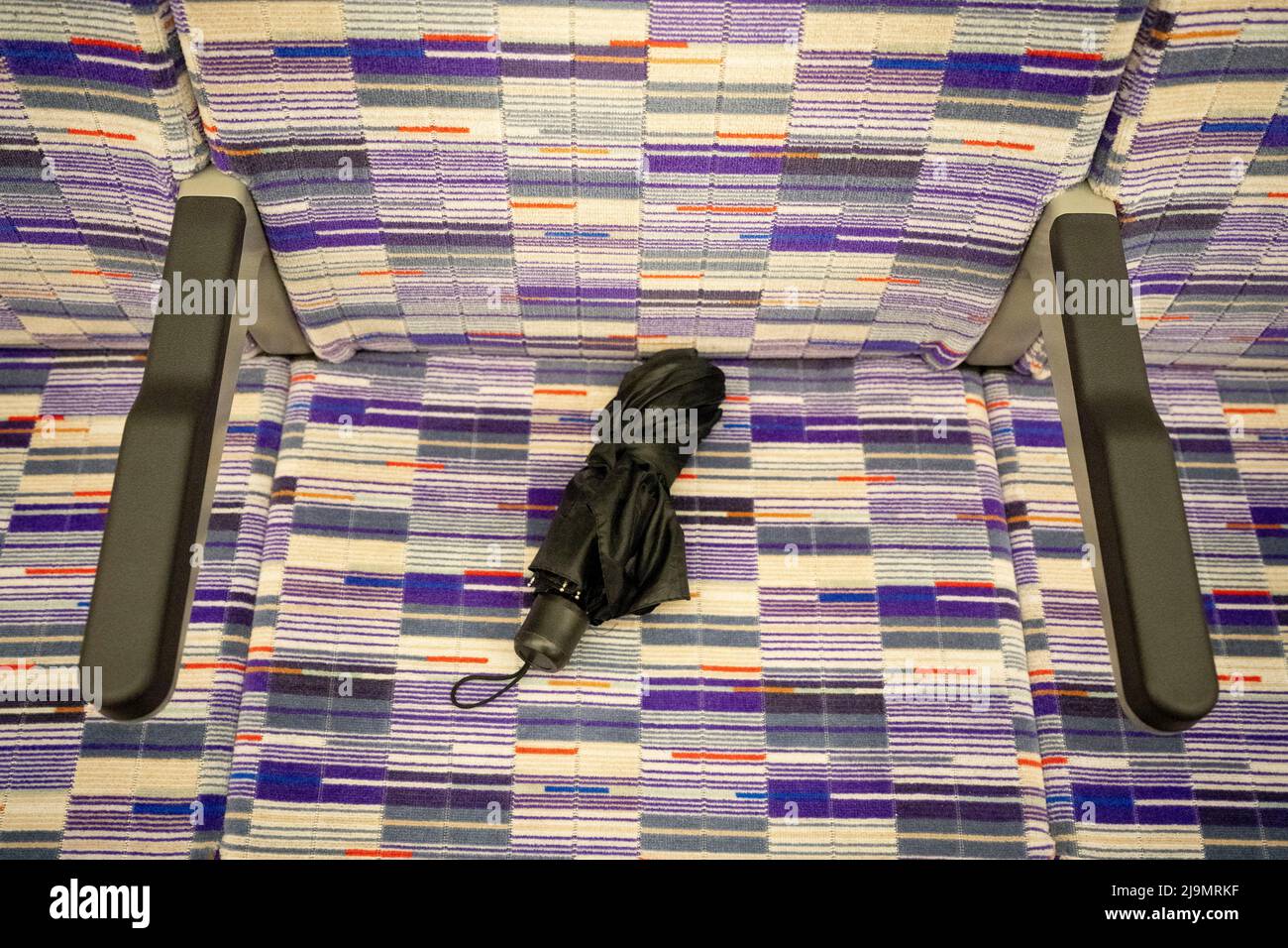 Un parapluie a été oublié sur un siège d'un nouveau train le jour de l'ouverture définitive de la ligne Elizabeth de la capitale, le 24th mai 2022, à Londres, en Angleterre. La ligne Elizabeth est le tout nouveau système ferroviaire souterrain de Londres qui fonctionne entre Paddington et Abbey Wood, mais a ouvert avec controverse trois ans et demi de retard, et 4bn livres de budget en trop. Banque D'Images