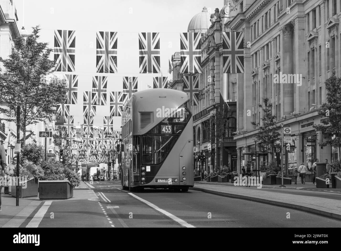 Une vue sur Regent Street avec la banderole et les drapeaux prêts pour le Jubilé de platine de la Reine vu en monochrome, pris le 21st mai 2022. Banque D'Images