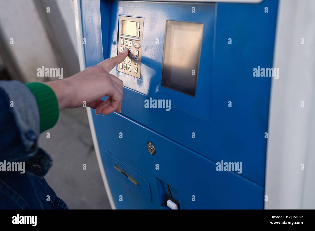 La main saisit un code PIN sur le clavier ATM Banque D'Images
