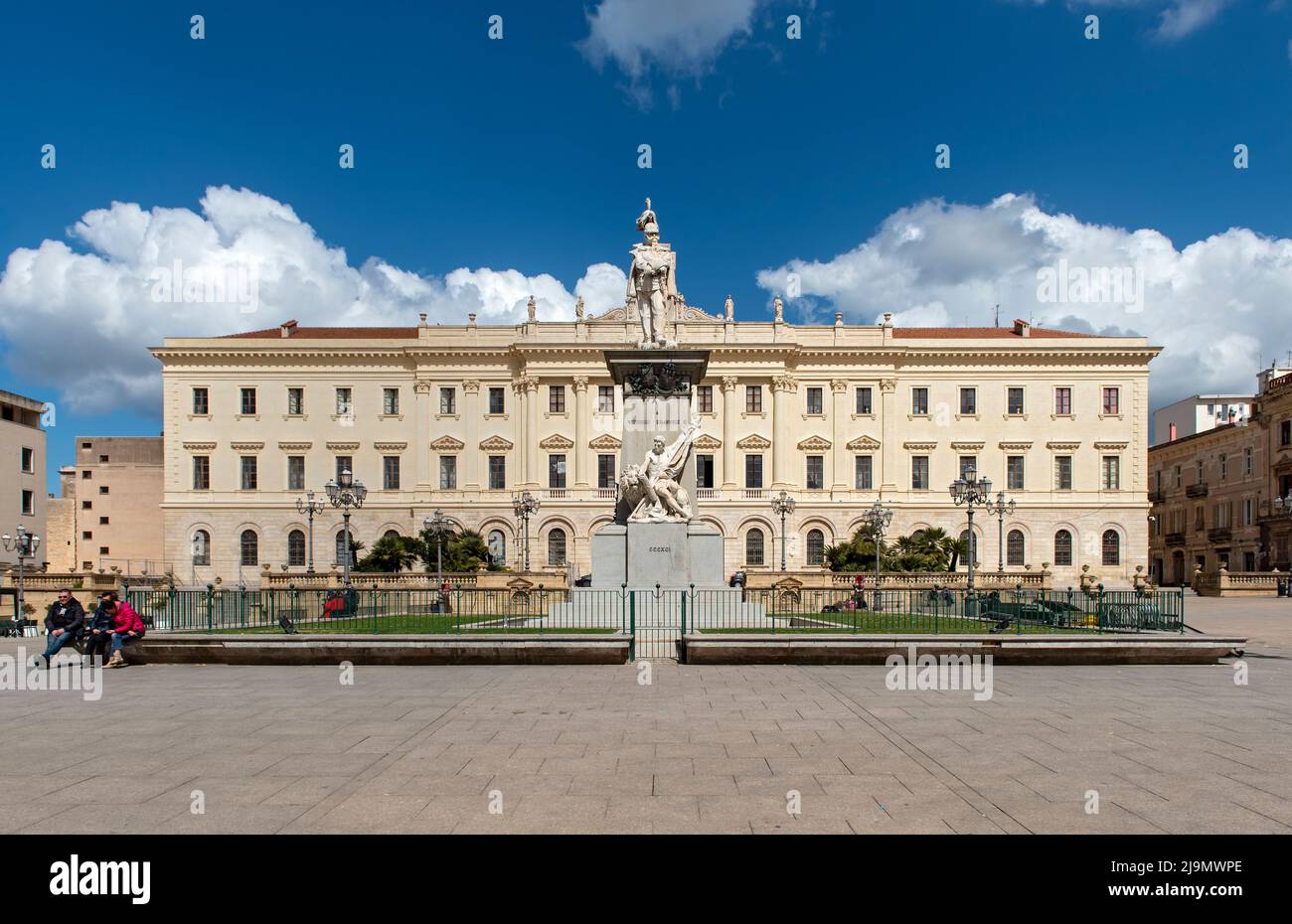 Palazzo della Provincia et Statue du roi Vittorio Emanuele II, Piazza Italia, Sassari, Sardaigne, Italie Banque D'Images