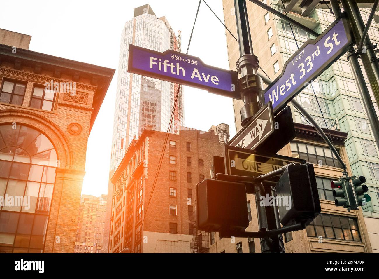 Panneau de rue de Fifth Ave et West 33rd St au coucher du soleil dans la ville de New York - concept urbain et direction de la route dans le centre-ville de Manhattan Banque D'Images