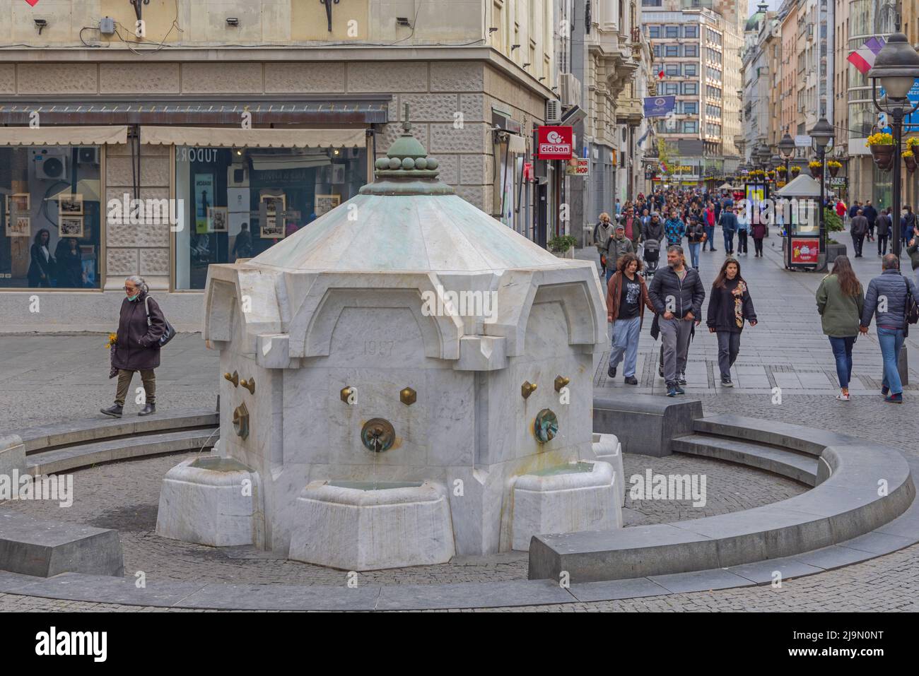 Belgrade, Serbie - 17 avril 2022 : Fontaine Delijska à la zone piétonne de la rue Knez Mihailova, dans le centre-ville de la capitale, le jour du printemps. Banque D'Images