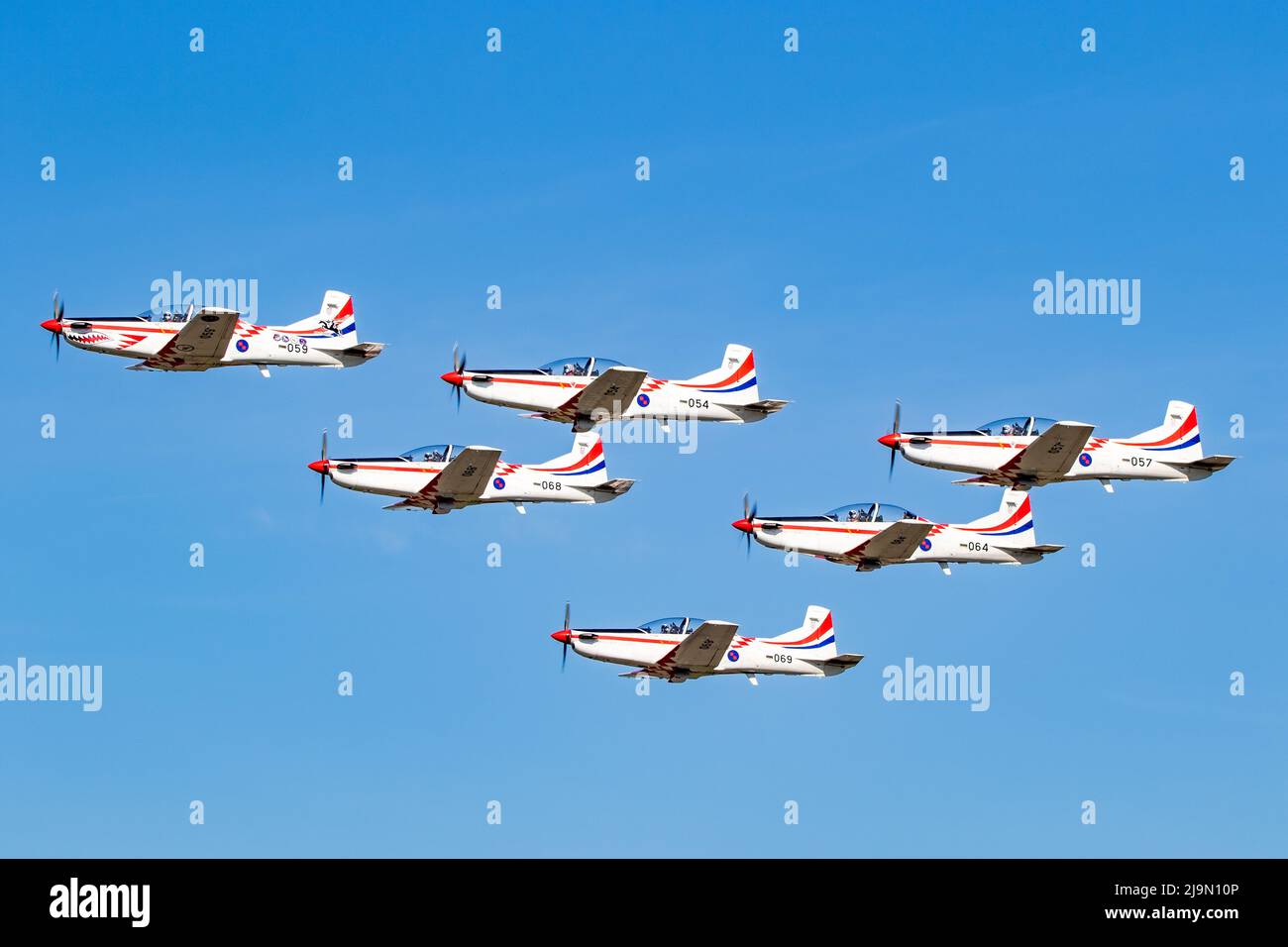 L'équipe militaire croate d'exposition acrobatique Wings of Storm Pilatus PC-9 turbopropulseur se présentant au salon de l'aéronautique sur la base aérienne de Kleine-Brogel. Belgique - septembre Banque D'Images