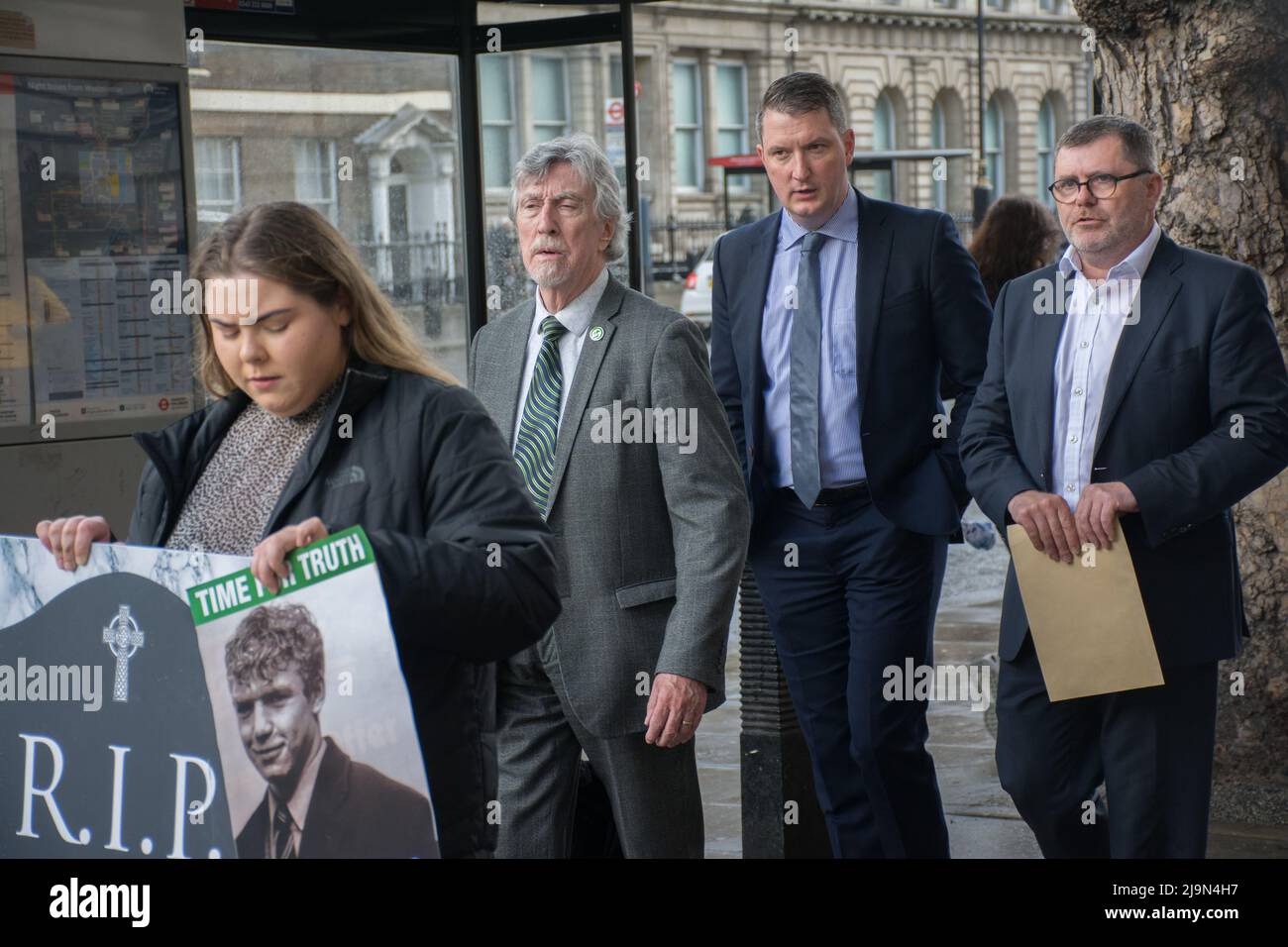 John Finucane et Mickey Brady y assistent, le gouvernement britannique prévoit de changer la loi en ce qui concerne l'agent et le soldat britannique qui assassine l'irlandais catholique et la République irlandaise exonérés de poursuites. Les victimes des familles ici à la recherche de justice curry un cercueil en face de Downing Street, Londres, Royaume-Uni. - 24 mai 2022. Banque D'Images