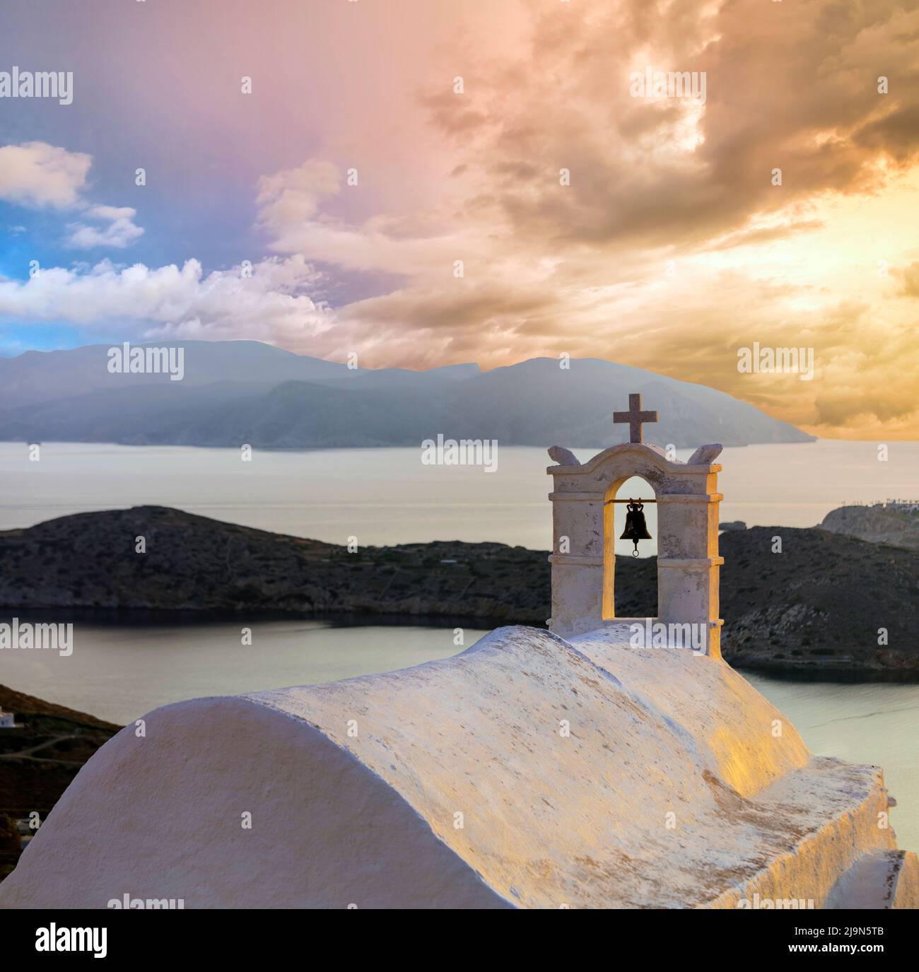 Paysage à couper le souffle des îles grecques traditionnelles. Vue avec petite église au coucher du soleil, île d'iOS, Cyclades Banque D'Images