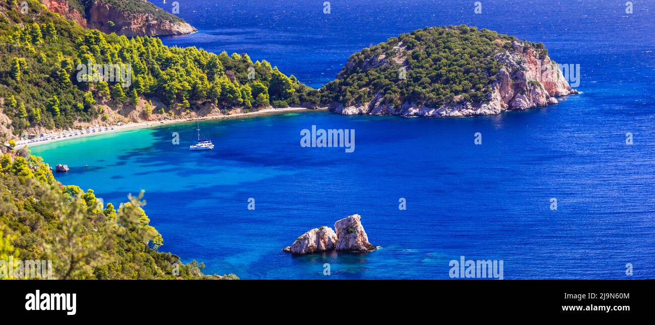 Nature et paysage de mer incroyables de Grèce. L'île de Skopelos, Sporades. Vue sur la baie et la plage de Stafilos Banque D'Images