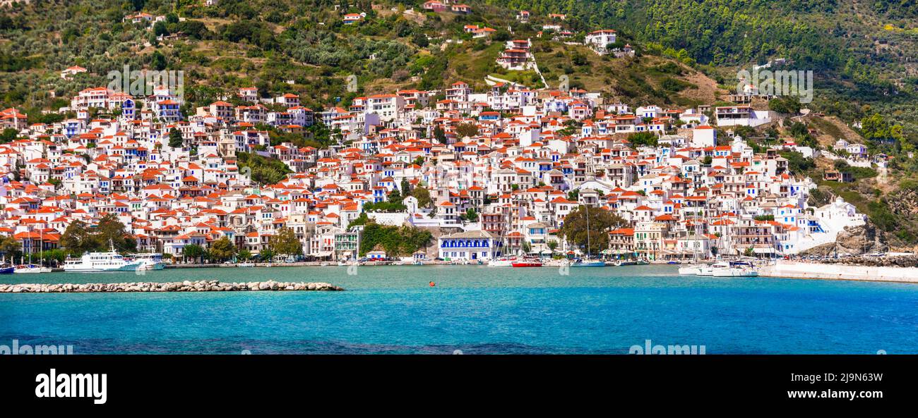 Sporades du Nord, Grèce. Belle île grecque de Skopelos. Vue sur la ville et le port. Banque D'Images