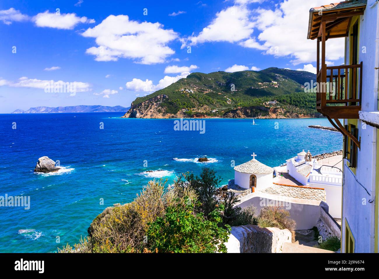 Belles îles de Grèce - Skopelos. Vieille ville, vue imprenable sur la mer avec église Banque D'Images