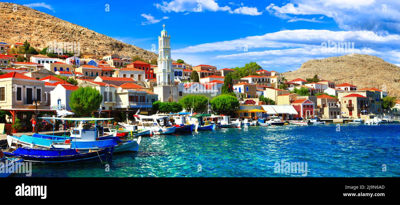 Villages de pêcheurs traditionnels de Grèce - charmante île de Simi en Dodécanèse. Vue avec des bateaux typiques et des maisons colorées Banque D'Images