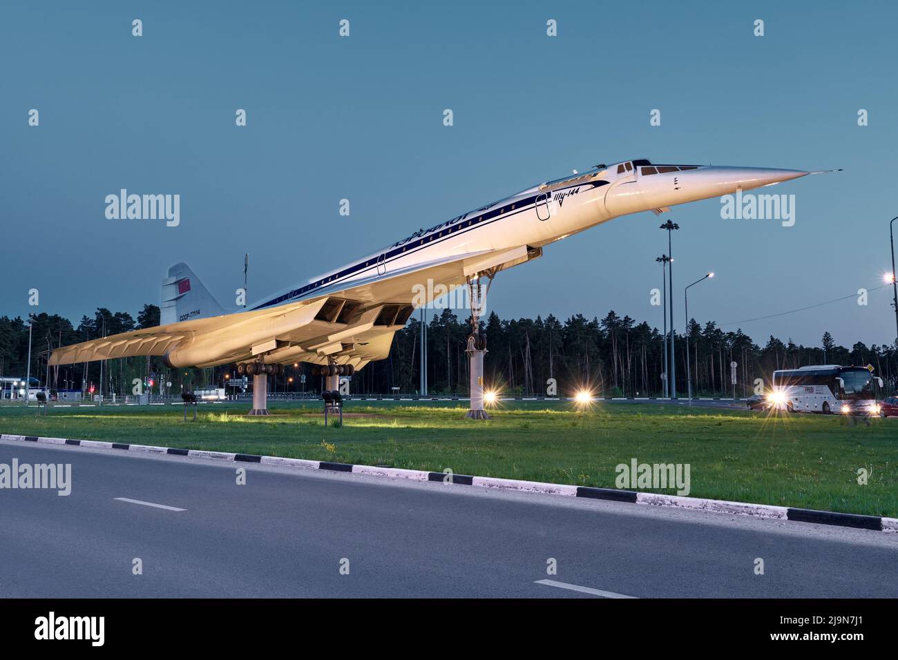 Vue de l'avion Tu-144 dans la soirée, un monument dans la ville de Zhukovsky en mémoire des réalisations de l'industrie aérienne nationale de la Banque D'Images