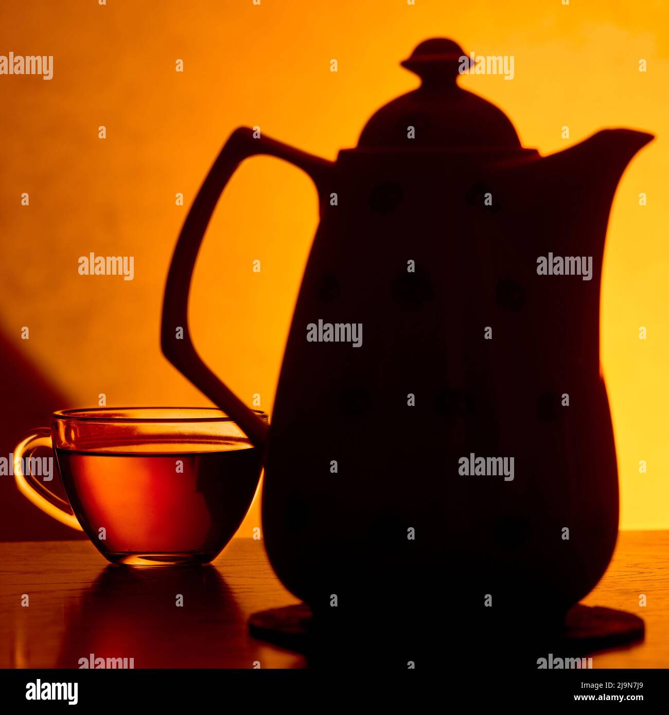 silhouette de théière et de tasse de thé dans les couleurs orange Banque D'Images