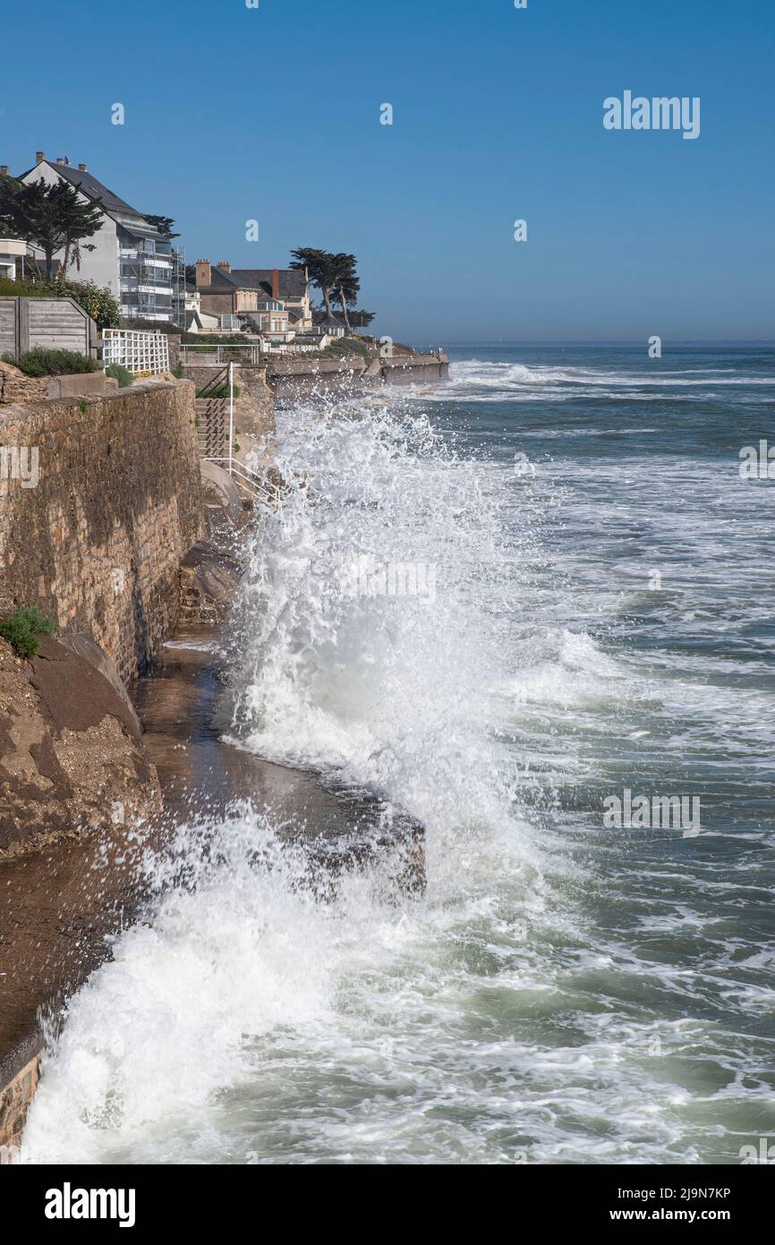 De grandes vagues s'écrasont sur les rochers de la côte sauvage de Pornichet en Bretagne Banque D'Images