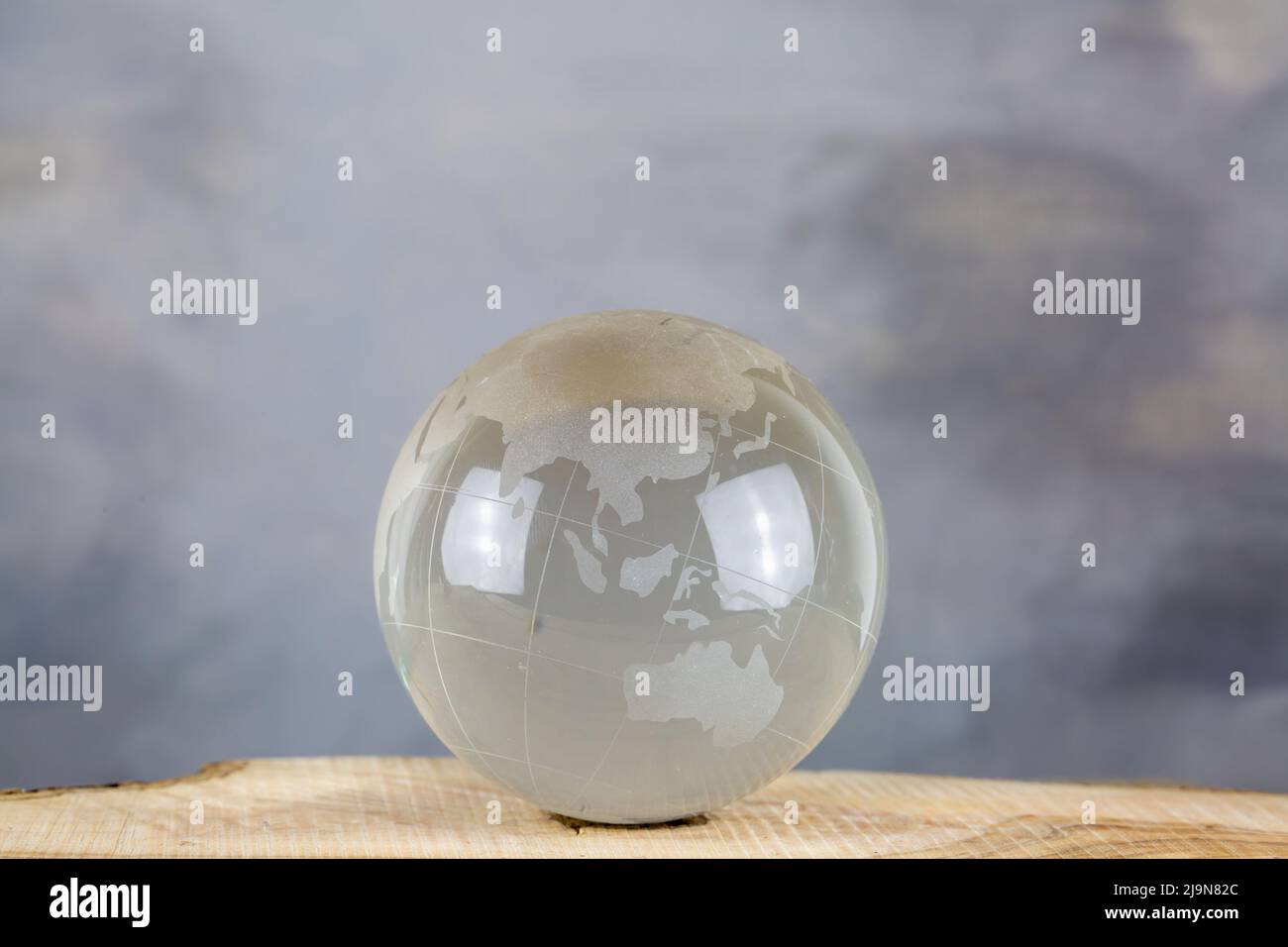 Verre à cristaux de globe. Affaires et économie mondiales ou conservation de l'environnement ou concept d'écologie Banque D'Images
