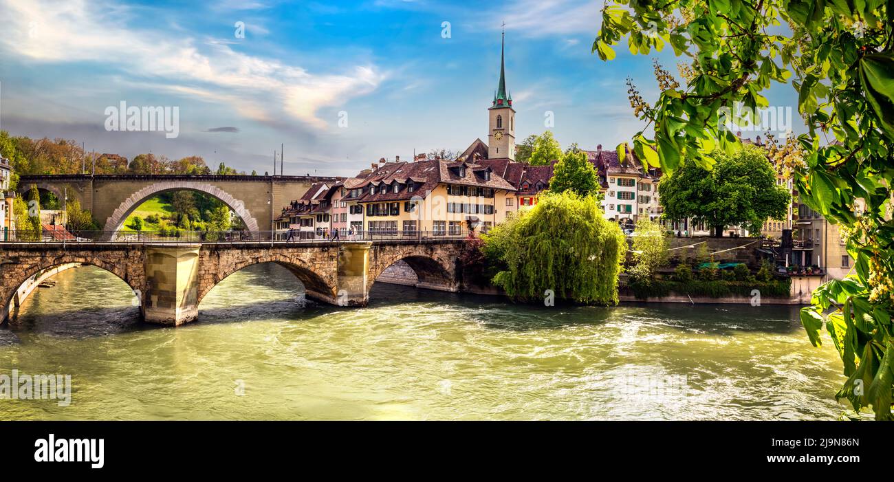 Rues et canaux romantiques de la capitale suisse de Berne. Voyages et monuments suisses Banque D'Images