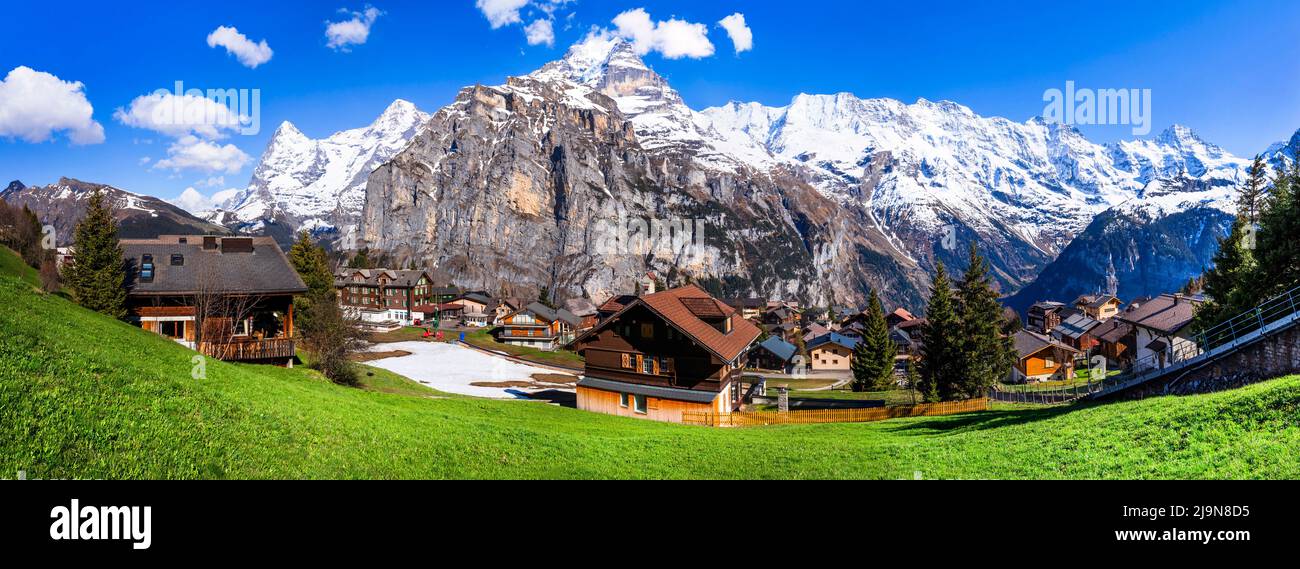 Suisse nature et voyages. Pittoresque village traditionnel de Murren entouré de sommets enneigés des montagnes des Alpes. Destination touristique populaire et ski resor Banque D'Images