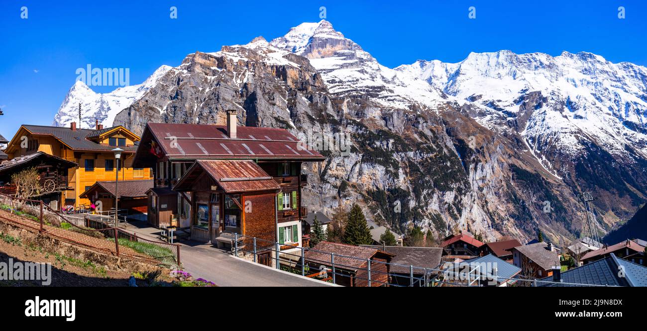 Suisse nature et voyages. Paysage alpin. Pittoresque village de montagne traditionnel Murren entouré par les sommets enneigés des Alpes. Destination touristique populaire Banque D'Images