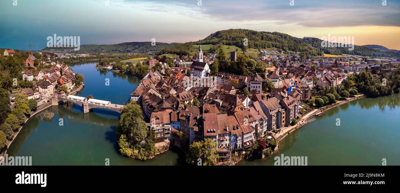 Les rythmes romantiques de la Suisse . Ville de Laufenburg au-dessus du Rhin. Destination touristique populaire, frontière avec l'Allemagne. Vue panoramique aérienne v Banque D'Images