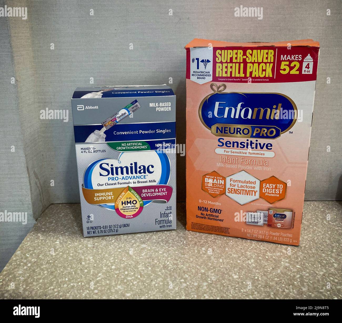 Des paquets de Enfamil et de Formule pour nourrissons Similac sont vus à New York le samedi 14 mai 2022. Les parents s'efforcent de trouver des préparations lactées pour bébés à mesure que la pénurie se poursuit. (© Richard B. Levine) Banque D'Images
