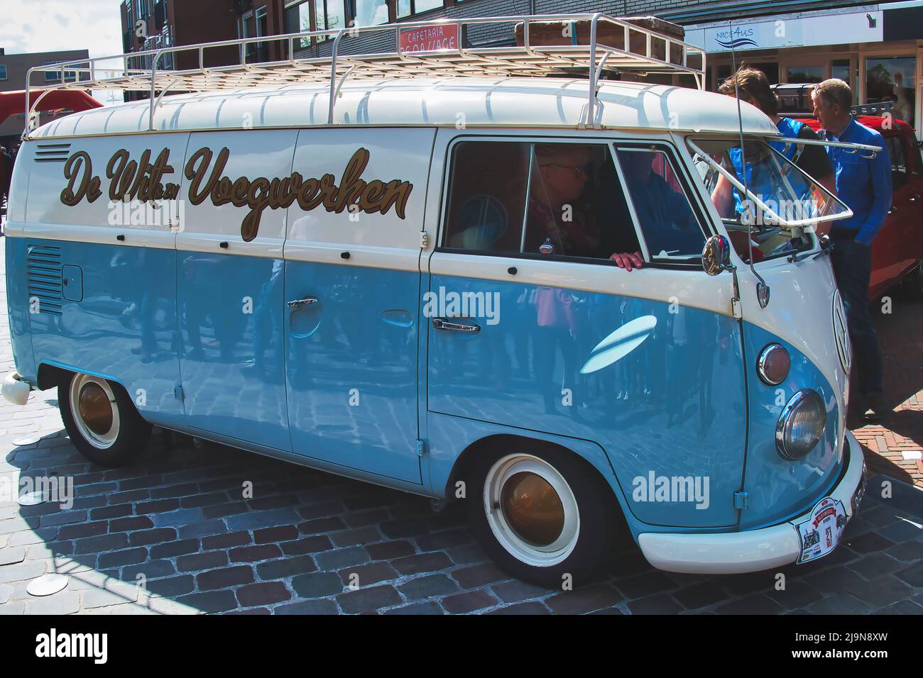 Fourgonnette Volkswagen d'époque avec pare-brise ouvrant vers le haut, des années 1950, lors d'un spectacle automobile classique à Uithuizen, Groningen, pays-Bas. Banque D'Images