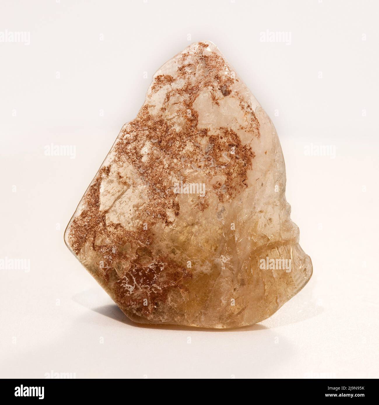 Macro gros plan photo couleur d'une 'Cacoxinite' polie une pierre précieuse semi-précieuse de cristal utilisée dans la thérapie de guérison de cristal Banque D'Images