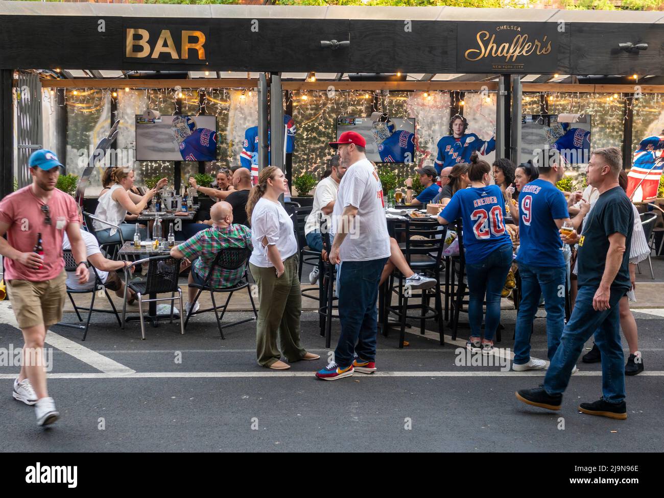 Le bar et restaurant Shaffer’s à Chelsea, à New York, accueille l’équipe de hockey des New York Rangers, le dimanche 22 mai 2022. (© Richard B. Levine) Banque D'Images