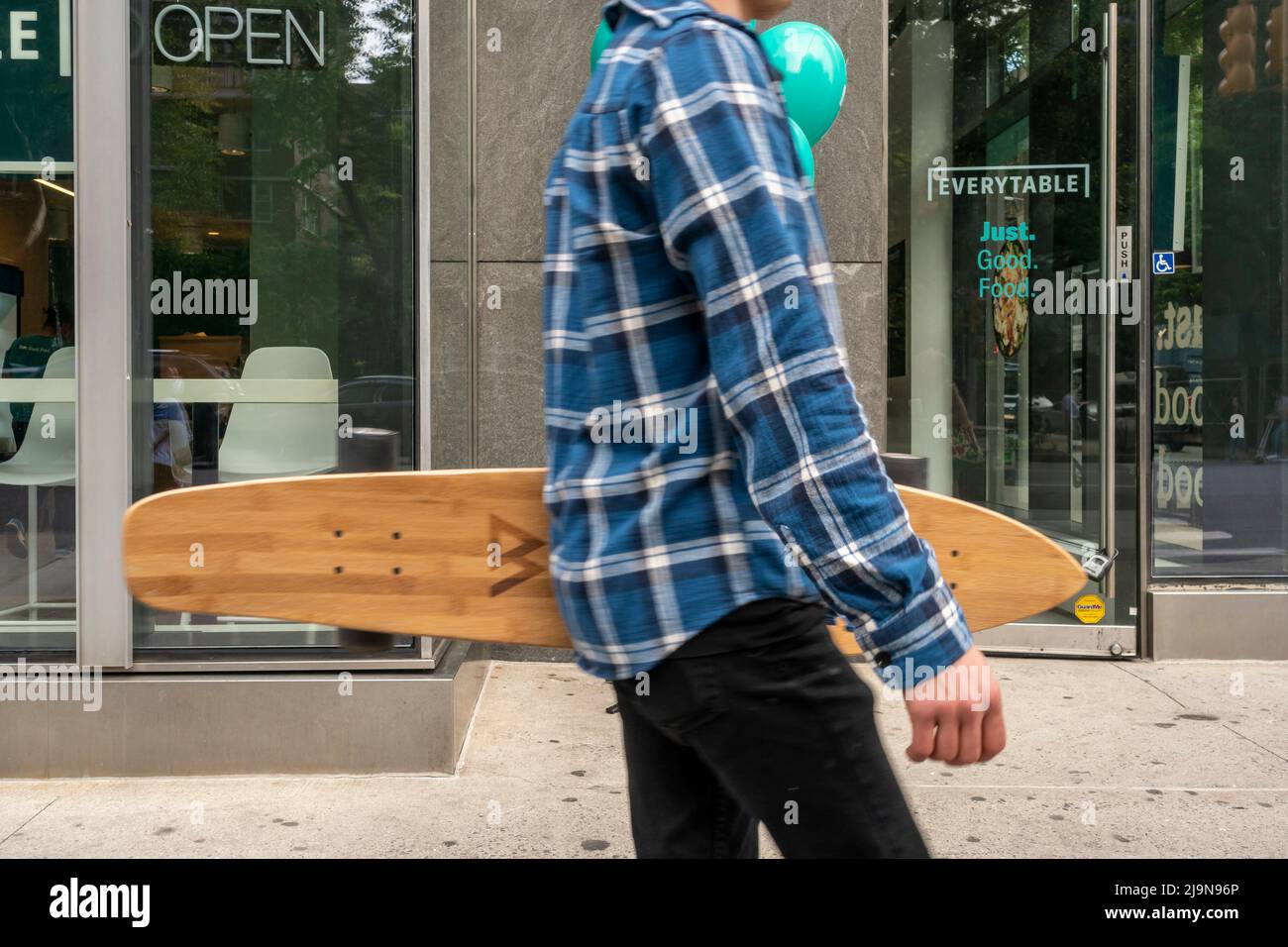 Récemment ouvert à Los Angeles, basé à Everytable, dans le quartier de Chelsea, à New York, le lundi 23 mai 2022. La chaîne vend des aliments préparés sains dont les prix sont ajustés pour le revenu médian du ménage selon le code postal dans lequel se trouve le magasin. (© Richard B. Levine) Banque D'Images