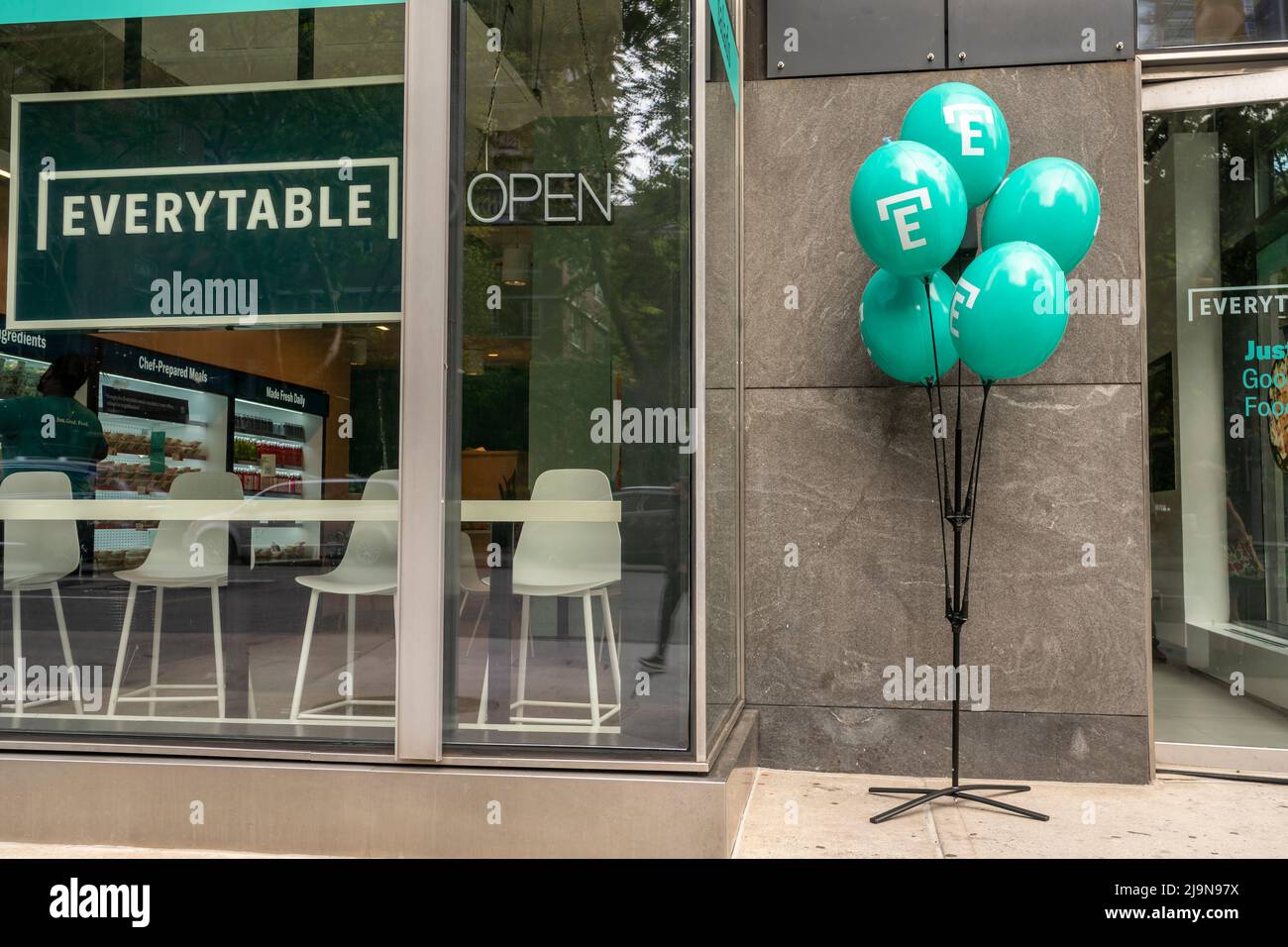 Récemment ouvert à Los Angeles, basé à Everytable, dans le quartier de Chelsea, à New York, le lundi 23 mai 2022. La chaîne vend des aliments préparés sains dont les prix sont ajustés pour le revenu médian du ménage selon le code postal dans lequel se trouve le magasin. (© Richard B. Levine) Banque D'Images