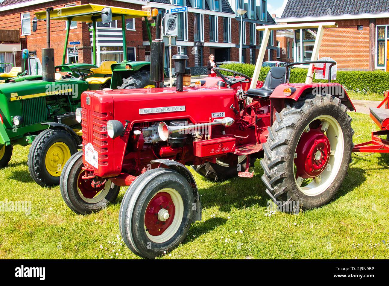 Tracteurs McCormick et John Deere d'époque lors d'un salon automobile classique à Uithuizen, Groningen, pays-Bas. Banque D'Images