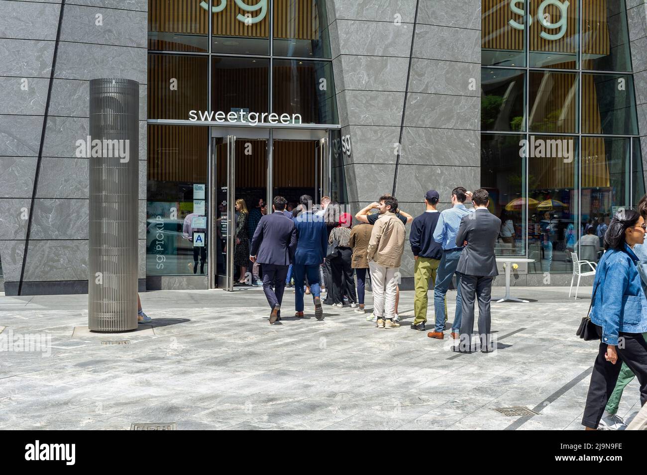 Les employés de bureau et autres attendent de prendre leurs repas à l'extérieur du restaurant Sweetgreen à Hudson yards, à New York, le lundi 23 mai 2022. (© Richard B. Levine) Banque D'Images