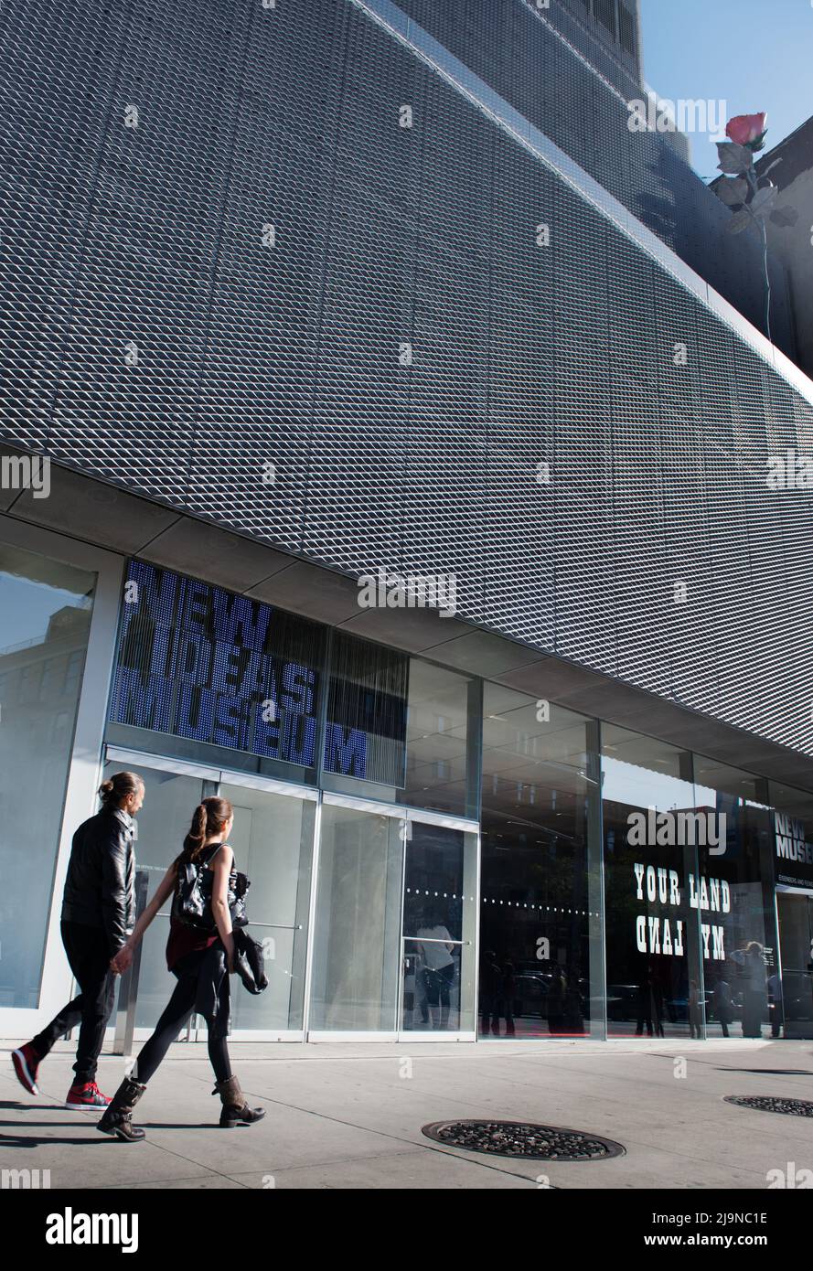 Couple passant devant le New Museum, Lower East Side, Manhattan, New York City Banque D'Images