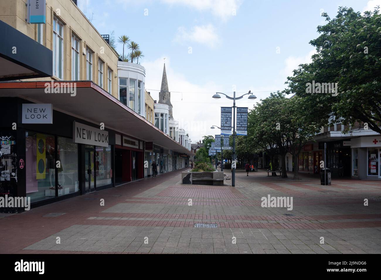 Quartier commerçant de Palmerston Road à Portsmouth, Angleterre. Une fois l'enceinte silencieuse, elle est maintenant silencieuse après la fermeture des grands magasins. Banque D'Images