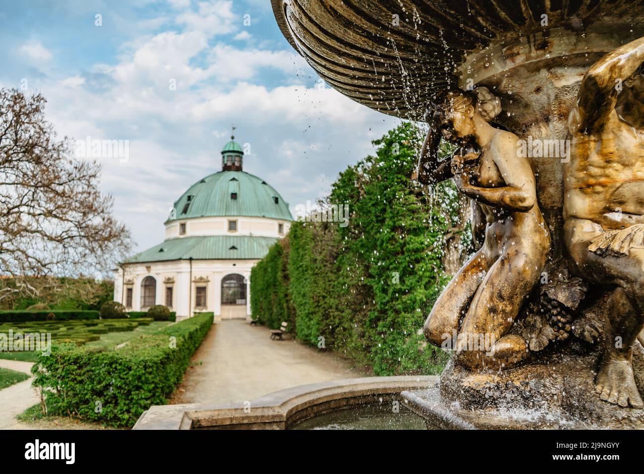 Kromeriz,République tchèque-mai 3,2022.Fontaine dans le jardin fleuri construit dans le style baroque français, inclus dans la liste du patrimoine mondial de l'UNESCO.labyrinthe de vert W Banque D'Images