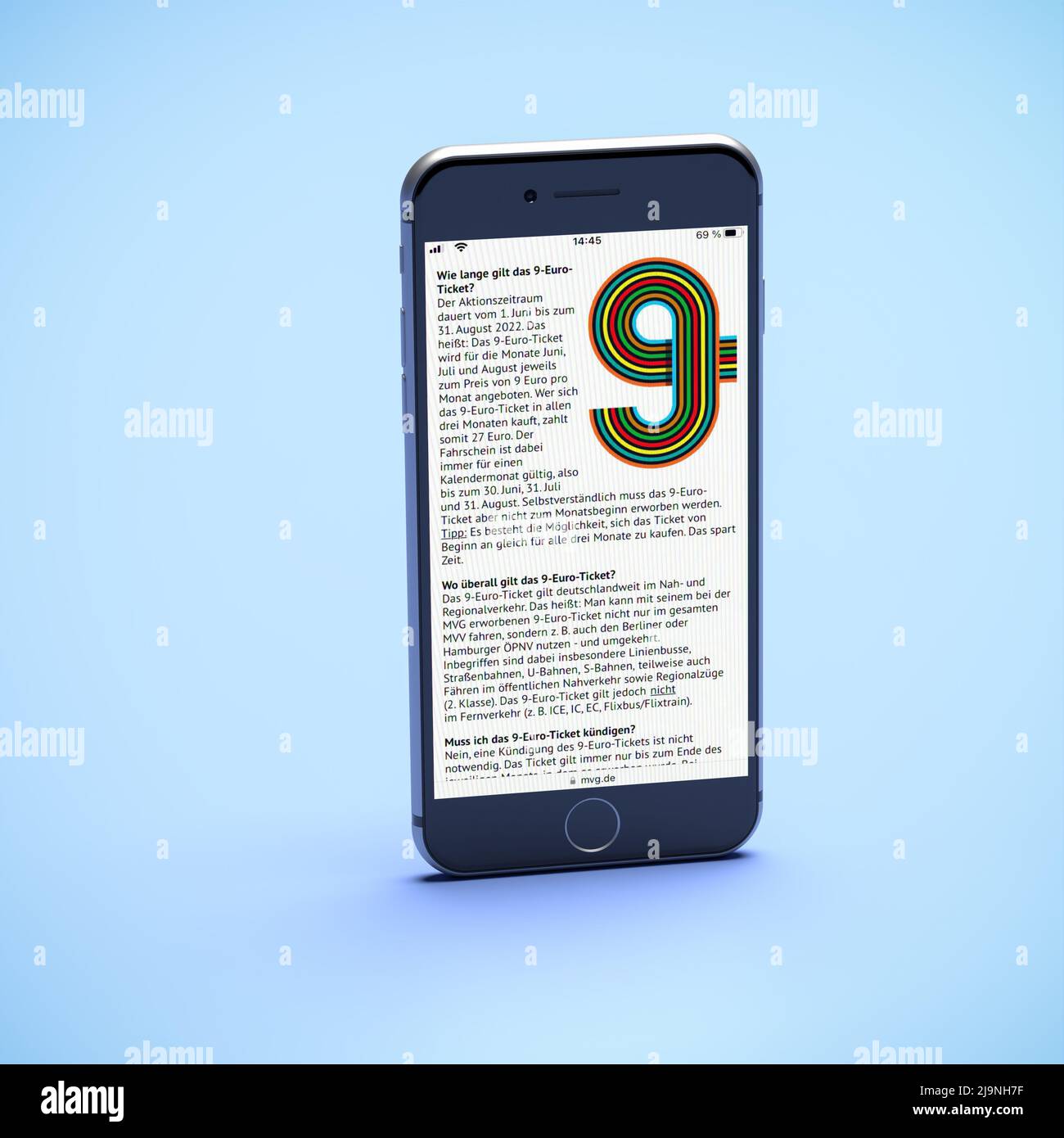 Munich, ALLEMAGNE - 24 mai 2022 : informations sur le billet mensuel allemand de 9 euros pour les transports en commun dans le cadre d'un forfait pour amortir les clients Banque D'Images