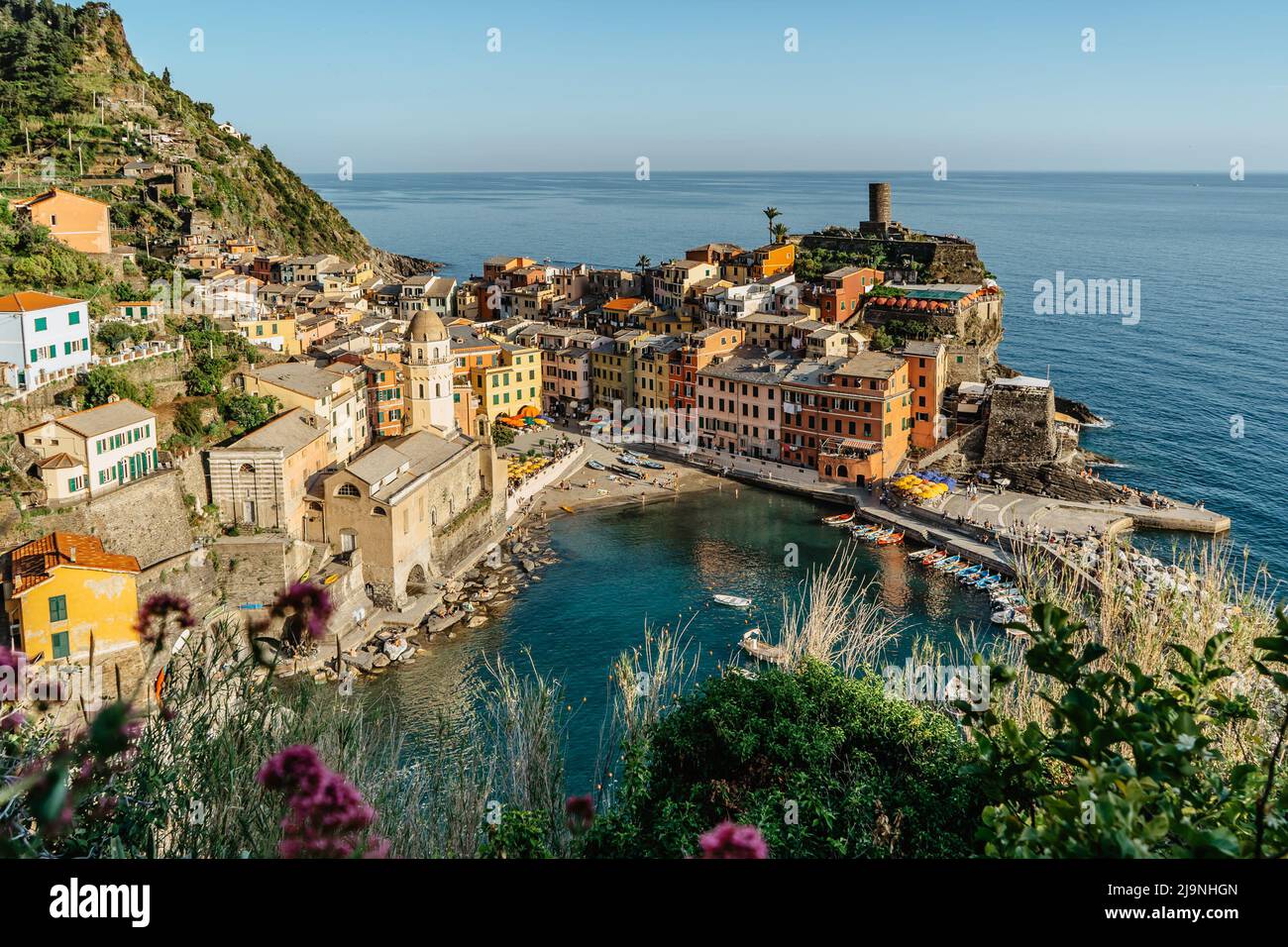 Vue aérienne de Vernazza et de la côte des Cinque Terre, Italie.site du patrimoine de l'UNESCO.pittoresque village coloré sur le rocher au-dessus de la mer.vacances d'été, voyage Banque D'Images