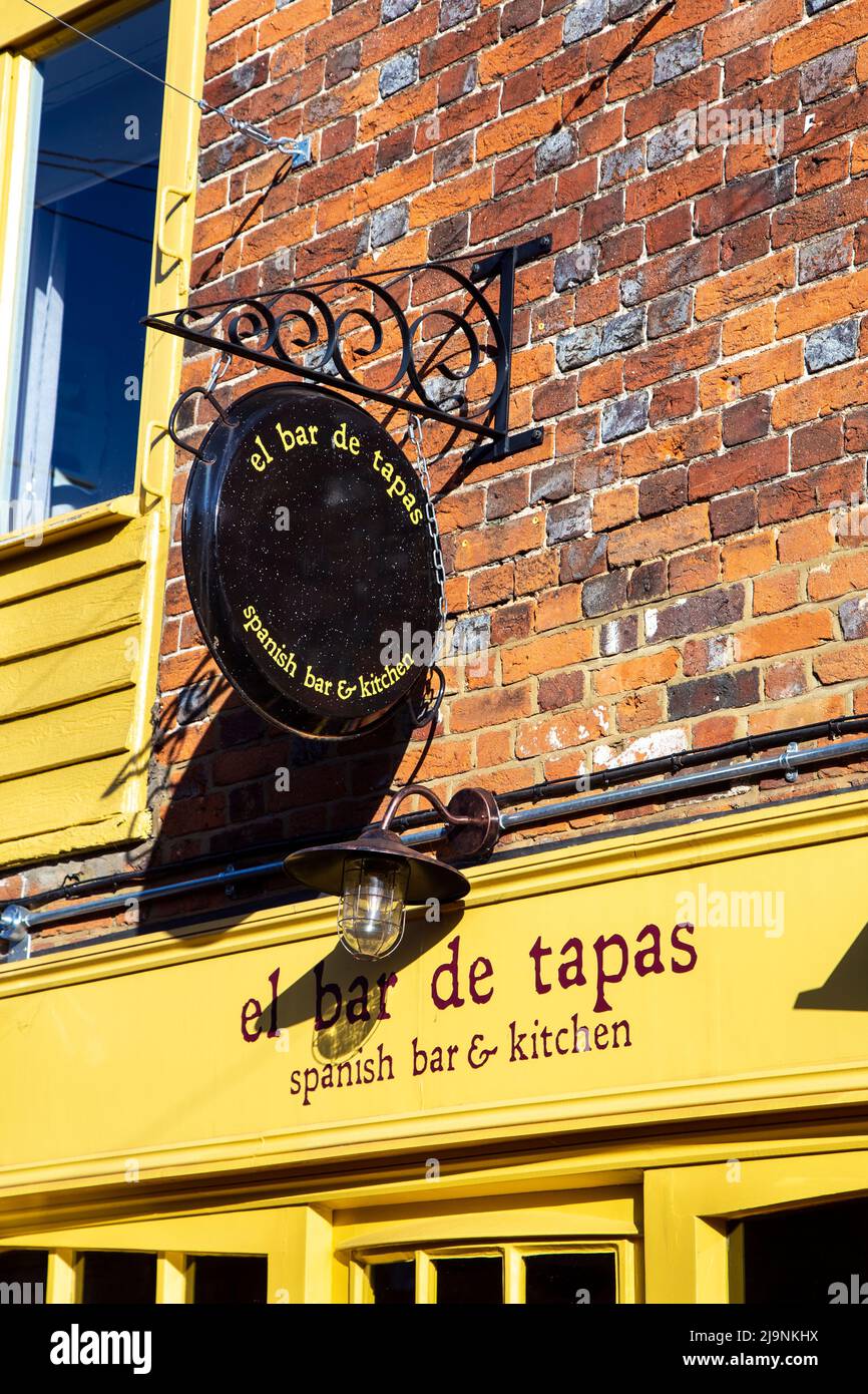 Panneau du restaurant espagnol El Bar de Tapas sur Middle Row dans la vieille ville de Stevenage, Hertfordshire, Royaume-Uni Banque D'Images
